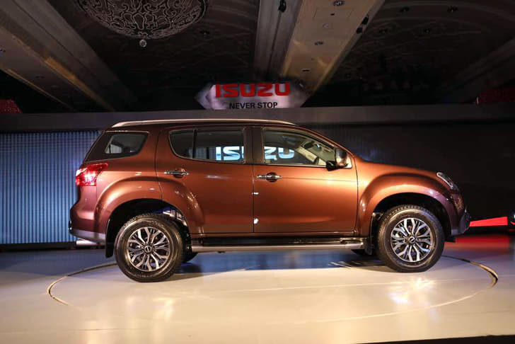 2017 Isuzu MU-X SUV image gallery